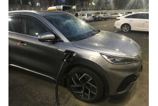 Можно ли заряжать электрокар в дождь? Безопасно ли это?