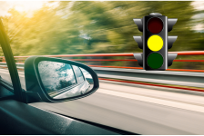 Проскочил перекресток на желтый