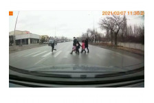 На "зебре", нет знака "Пешеходный переход"