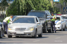 Вас остановил инспектор. Выходить из машины или нет?