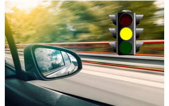 Проскочил перекресток на желтый