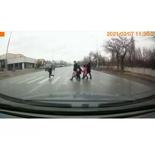 На "зебре", нет знака "Пешеходный переход"