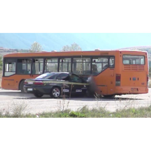 Opel Omega против автобуса: лютый краш-тест на скорости 208 км/ч