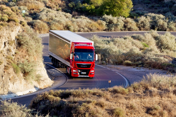 Скорость движения грузовых автомобилей в 2023 году
