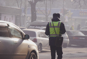 Инспектор токтоткондо машинеден түшпөй канча мүнөт күтүү керек?  