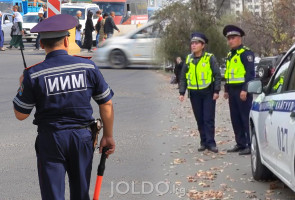 Кээ бирлери жезл менен, башкалары кол менен