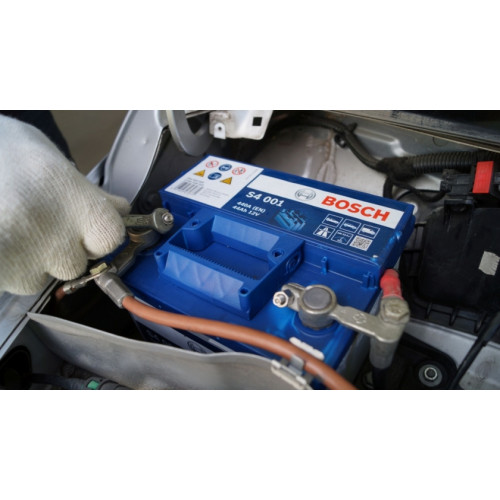 Какую клемму на аккумуляторе нужно снимать первой?