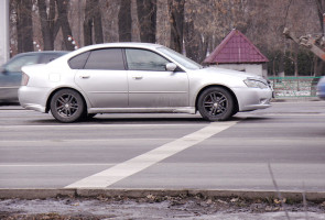 Айдоочу жол кесилишинин алдына келгенде кечирек токтоткондуктан токтоочу сызыктан ашып кетет