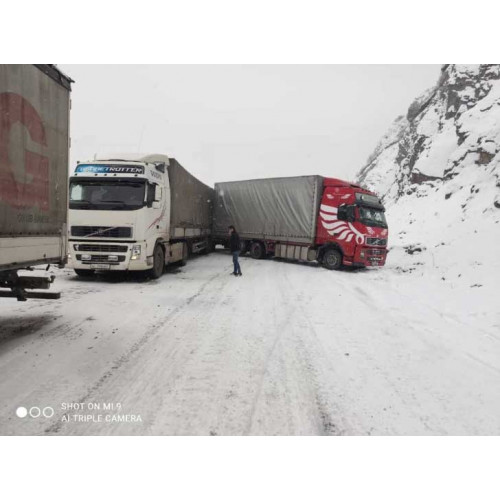 Не успели переобуться - создали пробку на перевале Тоо-Ашуу