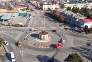 Айлампа жолдо кайсы жакка айдап, бурулуп жатканыңды туура көрсөт!