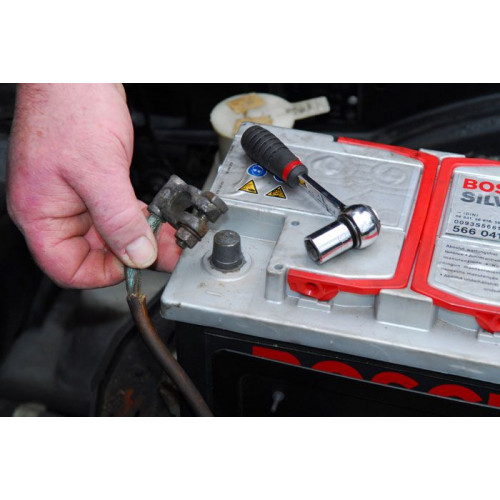 Не планирую ездить на машине, нужно ли скинуть клемму с АКБ?