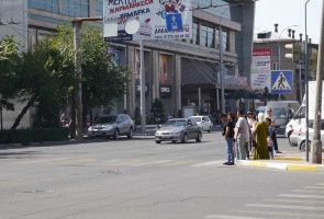 Светофор иштебейт. Жөө адамдарга жол беришим керекпи?