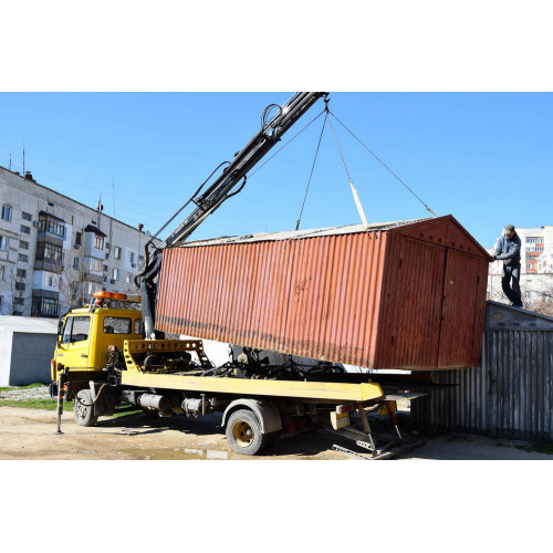 Пытаются поставить гаражи во дворе