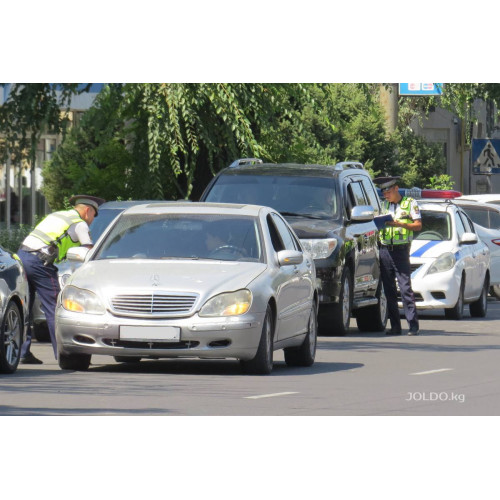 Вас остановил инспектор. Выходить из машины или нет?