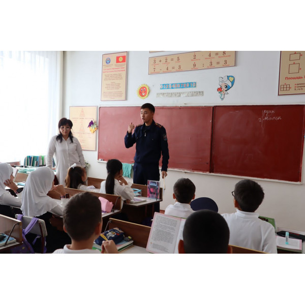 Инспектора провели беседу со школьниками