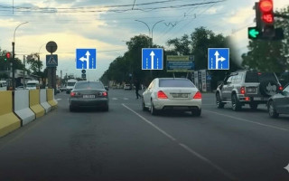 Обязан ли я повернуть при включенной стрелке?